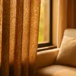 Stoffe intrecciate a mano per tendaggi: l’effetto caldo che migliora la percezione degli ambienti